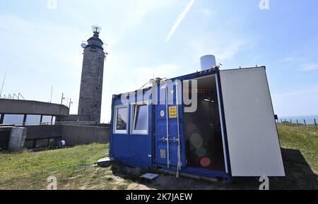 ©PHOTOPQR/VOIX DU Nord/Sebastien JARRY ; 15/06/2022 ; Audinghen. le 15/06/2022. Drohne anti Pollution et migrants au CROSS (Centre regional operationnel de Surveillance et de sauvetage maritime) du Cap Gris Nez . FOTO SEBASTIEN JARRY LA VOIX DU NORD. Manche. UN drone déployé pour contrôler les fumées des navieres et lutter contre la Pollution en mer Audinghen. Am 06/15/2022. Anti-Verschmutzungs-Drohne am KREUZ (regionales Einsatzzentrum für maritime Überwachung und Rettung) bei Cap Gris Nez. Eine Drohne, die eingesetzt wird, um den Rauch von Schiffen zu kontrollieren und die Verschmutzung auf See zu bekämpfen. Stockfoto