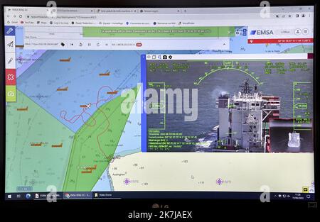 ©PHOTOPQR/VOIX DU Nord/Sebastien JARRY ; 15/06/2022 ; Audinghen. le 15/06/2022. Drohne anti Pollution et migrants au CROSS (Centre regional operationnel de Surveillance et de sauvetage maritime) du Cap Gris Nez . FOTO SEBASTIEN JARRY LA VOIX DU NORD. Manche. UN drone déployé pour contrôler les fumées des navieres et lutter contre la Pollution en mer Audinghen. Am 06/15/2022. Anti-Verschmutzungs-Drohne am KREUZ (regionales Einsatzzentrum für maritime Überwachung und Rettung) bei Cap Gris Nez. Eine Drohne, die eingesetzt wird, um den Rauch von Schiffen zu kontrollieren und die Verschmutzung auf See zu bekämpfen. Stockfoto