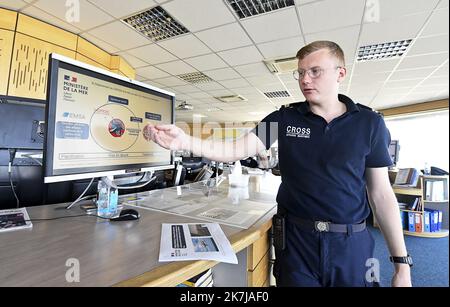 ©PHOTOPQR/VOIX DU Nord/Sebastien JARRY ; 15/06/2022 ; Audinghen. le 15/06/2022. Drohne anti Pollution et migrants au CROSS (Centre regional operationnel de Surveillance et de sauvetage maritime) du Cap Gris Nez . FOTO SEBASTIEN JARRY LA VOIX DU NORD. Manche. UN drone déployé pour contrôler les fumées des navieres et lutter contre la Pollution en mer Audinghen. Am 06/15/2022. Anti-Verschmutzungs-Drohne am KREUZ (regionales Einsatzzentrum für maritime Überwachung und Rettung) bei Cap Gris Nez. Eine Drohne, die eingesetzt wird, um den Rauch von Schiffen zu kontrollieren und die Verschmutzung auf See zu bekämpfen. Stockfoto