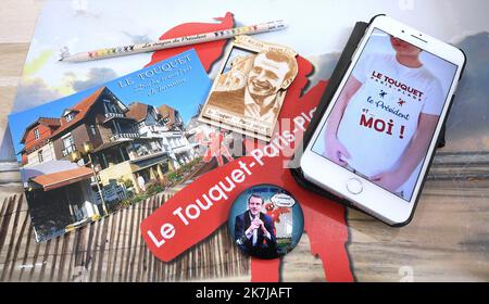 ©PHOTOPQR/VOIX DU Nord/Sebastien JARRY ; 15/06/2022 ; Le Touquet. Produits leitet ein l'effigie du Präsident Emmanuel Macron vendus dans la Boutique de cadeaux Souvenirs Autre Choose de Jean-Marc Montreuis Le Touquet, Frankreich, juni 15. 2022. Emmanuel Macron goost in einem Geschäft in Le Touquet, wo Brigitte und Emmanuel Macron ein Haus haben Stockfoto