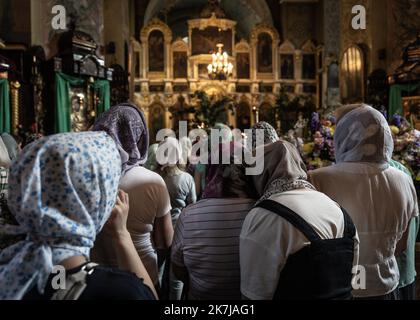 ©Sadak Souici / Le Pictorium/MAXPPP - Dnipropetrovsk 12/06/2022 Sadak Souici / Le Pictorium - 12/6/2022 - Ukraine / Dnipropetrovsk - Pour la Pentecote, les orthodoxes decorent les eglises et lieux de priere avec des plantes, des fleurs, ou encore des branchages. L'Eglise devient verte, pour montrer que le Saint-Esprit c'est la vie qui apparait, qui jaillit. Eglise orthodoxe de la Sainte Trinite / 12/6/2022 - Ukraine / Dnipropetrovsk - zu Pfingsten schmücken die Orthodoxen die Kirchen und Gebetsorte mit Pflanzen, Blumen oder Zweigen. Die Kirche wird grün, um zu zeigen, dass der Heilige Geist Stockfoto