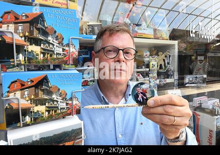 ©PHOTOPQR/VOIX DU Nord/Sebastien JARRY ; 15/06/2022 ; Le Touquet. Produits leitet ein l'effigie du Präsident Emmanuel Macron vendus dans la Boutique de cadeaux Souvenirs Autre Choose de Jean-Marc Montreuis Le Touquet, Frankreich, juni 15. 2022. Emmanuel Macron goost in einem Geschäft in Le Touquet, wo Brigitte und Emmanuel Macron ein Haus haben Stockfoto