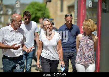 ©FRANCK CASTEL/MAXPPP - 20220006 die französische Premierministerin Elisabeth Borne spricht am 17. Juni 2022 im Rahmen des Wahlkampfs für die französischen Parlamentswahlen mit einem Metzger neben dem Bürgermeister von Clecy, Raymond Carville, während eines Besuchs in Clecy, Nordostfrankreich. Stockfoto