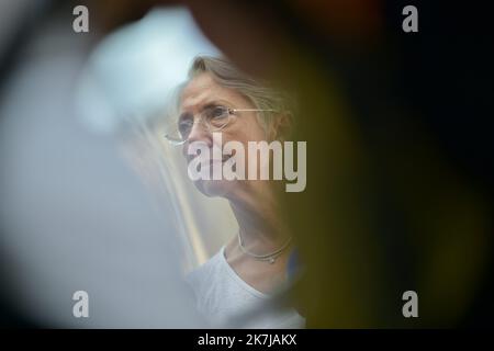 ©FRANCK CASTEL/MAXPPP - 20220006 die französische Premierministerin Elisabeth Borne spricht am 17. Juni 2022 im Rahmen des Wahlkampfs für die französischen Parlamentswahlen mit einem Metzger neben dem Bürgermeister von Clecy, Raymond Carville, während eines Besuchs in Clecy, Nordostfrankreich. Stockfoto