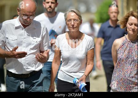 ©FRANCK CASTEL/MAXPPP - 20220006 die französische Premierministerin Elisabeth Borne spricht am 17. Juni 2022 im Rahmen des Wahlkampfs für die französischen Parlamentswahlen mit einem Metzger neben dem Bürgermeister von Clecy, Raymond Carville, während eines Besuchs in Clecy, Nordostfrankreich. Stockfoto