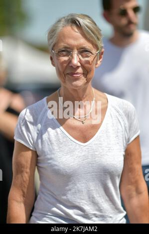 ©FRANCK CASTEL/MAXPPP - 20220006 die französische Premierministerin Elisabeth Borne spricht am 17. Juni 2022 im Rahmen des Wahlkampfs für die französischen Parlamentswahlen mit einem Metzger neben dem Bürgermeister von Clecy, Raymond Carville, während eines Besuchs in Clecy, Nordostfrankreich. Stockfoto