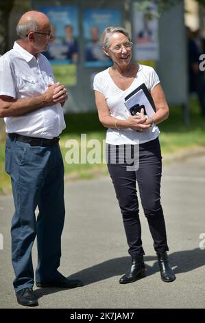 ©FRANCK CASTEL/MAXPPP - 20220006 die französische Premierministerin Elisabeth Borne spricht am 17. Juni 2022 im Rahmen des Wahlkampfs für die französischen Parlamentswahlen mit einem Metzger neben dem Bürgermeister von Clecy, Raymond Carville, während eines Besuchs in Clecy, Nordostfrankreich. Stockfoto