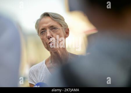 ©FRANCK CASTEL/MAXPPP - 20220006 die französische Premierministerin Elisabeth Borne spricht am 17. Juni 2022 im Rahmen des Wahlkampfs für die französischen Parlamentswahlen mit einem Metzger neben dem Bürgermeister von Clecy, Raymond Carville, während eines Besuchs in Clecy, Nordostfrankreich. Stockfoto