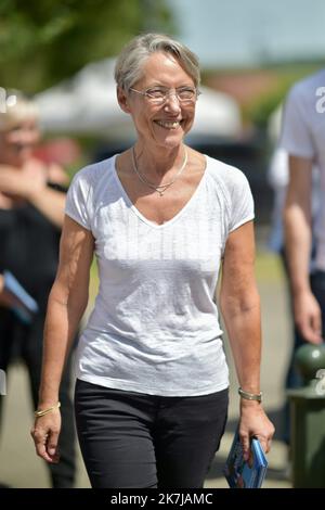 ©FRANCK CASTEL/MAXPPP - 20220006 die französische Premierministerin Elisabeth Borne spricht am 17. Juni 2022 im Rahmen des Wahlkampfs für die französischen Parlamentswahlen mit einem Metzger neben dem Bürgermeister von Clecy, Raymond Carville, während eines Besuchs in Clecy, Nordostfrankreich. Stockfoto