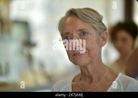 ©FRANCK CASTEL/MAXPPP - 20220006 die französische Premierministerin Elisabeth Borne spricht am 17. Juni 2022 im Rahmen des Wahlkampfs für die französischen Parlamentswahlen mit einem Metzger neben dem Bürgermeister von Clecy, Raymond Carville, während eines Besuchs in Clecy, Nordostfrankreich. Stockfoto
