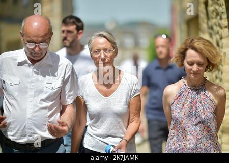 ©FRANCK CASTEL/MAXPPP - 20220006 die französische Premierministerin Elisabeth Borne spricht am 17. Juni 2022 im Rahmen des Wahlkampfs für die französischen Parlamentswahlen mit einem Metzger neben dem Bürgermeister von Clecy, Raymond Carville, während eines Besuchs in Clecy, Nordostfrankreich. Stockfoto