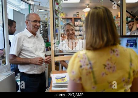 ©FRANCK CASTEL/MAXPPP - 20220006 die französische Premierministerin Elisabeth Borne spricht am 17. Juni 2022 im Rahmen des Wahlkampfs für die französischen Parlamentswahlen mit einem Metzger neben dem Bürgermeister von Clecy, Raymond Carville, während eines Besuchs in Clecy, Nordostfrankreich. Stockfoto