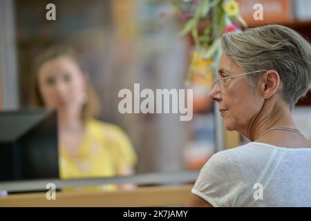 ©FRANCK CASTEL/MAXPPP - 20220006 die französische Premierministerin Elisabeth Borne spricht am 17. Juni 2022 im Rahmen des Wahlkampfs für die französischen Parlamentswahlen mit einem Metzger neben dem Bürgermeister von Clecy, Raymond Carville, während eines Besuchs in Clecy, Nordostfrankreich. Stockfoto