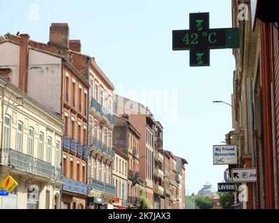 ©REMY GABALDA/MAXPPP - TOULOUSE 17/06/2022 Canicule: la Vigilance Rouge étendue à 14 Départements, presque tout le pays concerné, UN thermomètre de pharmacie indique une température de 42 degrès. Toulouse - La canicule s'étend, touchant désormais la quasi totalité de la France, et deux départements supplémentaires ont été placés vendredi en Vigilance Rouge, soit 14 au total dans le tiers sud-ouest du Pays. Le 16 06 2022. Des enfants jouent avec des jets d'Eau d'une fontaine publique pour se rafraîchir. Hitzewelle in Frankreich am 17. Juni 2022 Stockfoto