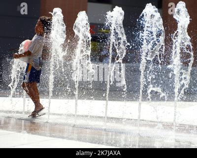 ©REMY GABALDA/MAXPPP - TOULOUSE 17/06/2022 Canicule: la Vigilance Rouge étendue à 14 Départements, presque tout le pays concerné, UN thermomètre de pharmacie indique une température de 42 degrès. Toulouse - La canicule s'étend, touchant désormais la quasi totalité de la France, et deux départements supplémentaires ont été placés vendredi en Vigilance Rouge, soit 14 au total dans le tiers sud-ouest du Pays. Le 16 06 2022. Des enfants jouent avec des jets d'Eau d'une fontaine publique pour se rafraîchir. Hitzewelle in Frankreich am 17. Juni 2022 Stockfoto