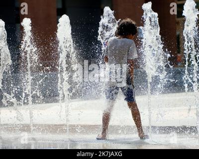 ©REMY GABALDA/MAXPPP - TOULOUSE 17/06/2022 Canicule: la Vigilance Rouge étendue à 14 Départements, presque tout le pays concerné, UN thermomètre de pharmacie indique une température de 42 degrès. Toulouse - La canicule s'étend, touchant désormais la quasi totalité de la France, et deux départements supplémentaires ont été placés vendredi en Vigilance Rouge, soit 14 au total dans le tiers sud-ouest du Pays. Le 16 06 2022. Des enfants jouent avec des jets d'Eau d'une fontaine publique pour se rafraîchir. Hitzewelle in Frankreich am 17. Juni 2022 Stockfoto