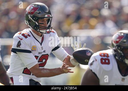 Pittsburgh, Pennsylvania, USA. 16. Oktober 2022. 16. Oktober 2022: Tom Brady #12 während der Pittsburgh Steelers gegen Tampa Bay Buccaneers in Pittsburgh, Pennsylvania im Acrisure Stadium. (Bild: © AMG/AMG via ZUMA Press Wire) Stockfoto