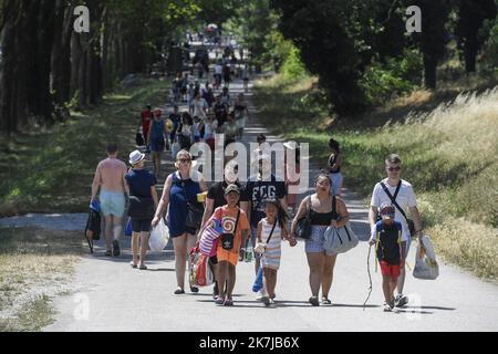 ©PHOTOPQR/LE PROGRES/Joël PHILIPPON - Vaulx-en-Velin 18/06/2022 - Vague de chaleur au Parc de Miribel-Jonage. 18 juin 2022 -Les Lyonnais et Grand-Lyonnais se sont donné rdv au Grand Parc de Miribel-Jonage pour essayer de trouver un peu d'ombre et de fraicheur dans le lac. Les Barbecues et les sonnenschirms étaient de sortie. Vage de chaleur au Parc de Miribel-Jonage. Hitzewelle in Frankreich am 18. Juni 2022 Stockfoto