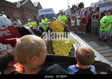 ©PHOTOPQR/VOIX DU Nord/PIERRE ROUANET ; 18/06/2022 ; Le Cateau Cambresis, le 18/06/2022. Course de canards en plastique sur la Selle, au Cateau Cambresis. L’Association Les Ch’tis Coureurs, qui lache 10 000 canards en plastique jaune, souhaite recoulter des fonds pour les personnes atteintes d’un Cancer. FOTO PIERRE ROUANET LA VOIX DU Nord Le Cateau Cambresis, 06/18/2022. Gummiente Rennen auf der Selle, bei Cateau Cambresis. Der Verein Les Ch’tis Coureurs, der 10.000 gelbe Plastikenten abwirft, will Mittel für krebskranke Menschen sammeln Stockfoto