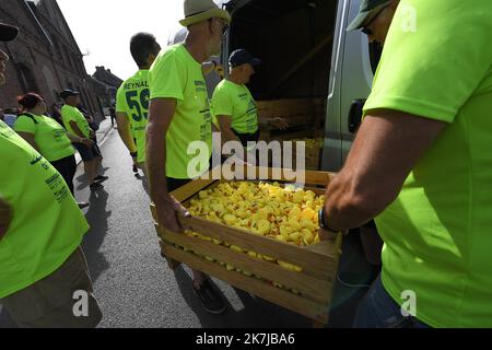 ©PHOTOPQR/VOIX DU Nord/PIERRE ROUANET ; 18/06/2022 ; Le Cateau Cambresis, le 18/06/2022. Course de canards en plastique sur la Selle, au Cateau Cambresis. L’Association Les Ch’tis Coureurs, qui lache 10 000 canards en plastique jaune, souhaite recoulter des fonds pour les personnes atteintes d’un Cancer. FOTO PIERRE ROUANET LA VOIX DU Nord Le Cateau Cambresis, 06/18/2022. Gummiente Rennen auf der Selle, bei Cateau Cambresis. Der Verein Les Ch’tis Coureurs, der 10.000 gelbe Plastikenten abwirft, will Mittel für krebskranke Menschen sammeln Stockfoto