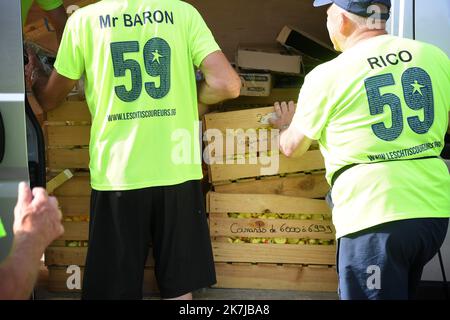 ©PHOTOPQR/VOIX DU Nord/PIERRE ROUANET ; 18/06/2022 ; Le Cateau Cambresis, le 18/06/2022. Course de canards en plastique sur la Selle, au Cateau Cambresis. L’Association Les Ch’tis Coureurs, qui lache 10 000 canards en plastique jaune, souhaite recoulter des fonds pour les personnes atteintes d’un Cancer. FOTO PIERRE ROUANET LA VOIX DU Nord Le Cateau Cambresis, 06/18/2022. Gummiente Rennen auf der Selle, bei Cateau Cambresis. Der Verein Les Ch’tis Coureurs, der 10.000 gelbe Plastikenten abwirft, will Mittel für krebskranke Menschen sammeln Stockfoto