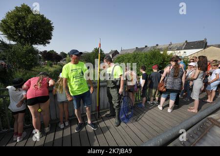 ©PHOTOPQR/VOIX DU Nord/PIERRE ROUANET ; 18/06/2022 ; Le Cateau Cambresis, le 18/06/2022. Course de canards en plastique sur la Selle, au Cateau Cambresis. L’Association Les Ch’tis Coureurs, qui lache 10 000 canards en plastique jaune, souhaite recoulter des fonds pour les personnes atteintes d’un Cancer. FOTO PIERRE ROUANET LA VOIX DU Nord Le Cateau Cambresis, 06/18/2022. Gummiente Rennen auf der Selle, bei Cateau Cambresis. Der Verein Les Ch’tis Coureurs, der 10.000 gelbe Plastikenten abwirft, will Mittel für krebskranke Menschen sammeln Stockfoto