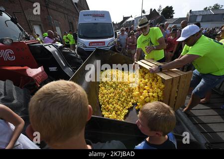 ©PHOTOPQR/VOIX DU Nord/PIERRE ROUANET ; 18/06/2022 ; Le Cateau Cambresis, le 18/06/2022. Course de canards en plastique sur la Selle, au Cateau Cambresis. L’Association Les Ch’tis Coureurs, qui lache 10 000 canards en plastique jaune, souhaite recoulter des fonds pour les personnes atteintes d’un Cancer. FOTO PIERRE ROUANET LA VOIX DU Nord Le Cateau Cambresis, 06/18/2022. Gummiente Rennen auf der Selle, bei Cateau Cambresis. Der Verein Les Ch’tis Coureurs, der 10.000 gelbe Plastikenten abwirft, will Mittel für krebskranke Menschen sammeln Stockfoto