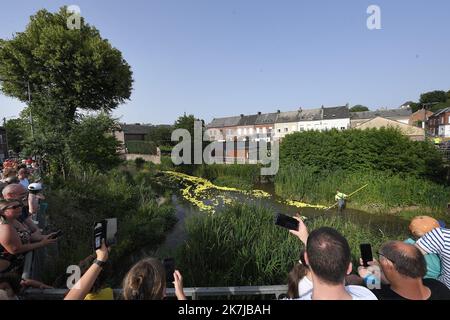 ©PHOTOPQR/VOIX DU Nord/PIERRE ROUANET ; 18/06/2022 ; Le Cateau Cambresis, le 18/06/2022. Course de canards en plastique sur la Selle, au Cateau Cambresis. L’Association Les Ch’tis Coureurs, qui lache 10 000 canards en plastique jaune, souhaite recoulter des fonds pour les personnes atteintes d’un Cancer. FOTO PIERRE ROUANET LA VOIX DU Nord Le Cateau Cambresis, 06/18/2022. Gummiente Rennen auf der Selle, bei Cateau Cambresis. Der Verein Les Ch’tis Coureurs, der 10.000 gelbe Plastikenten abwirft, will Mittel für krebskranke Menschen sammeln Stockfoto