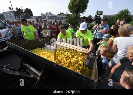 ©PHOTOPQR/VOIX DU Nord/PIERRE ROUANET ; 18/06/2022 ; Le Cateau Cambresis, le 18/06/2022. Course de canards en plastique sur la Selle, au Cateau Cambresis. L’Association Les Ch’tis Coureurs, qui lache 10 000 canards en plastique jaune, souhaite recoulter des fonds pour les personnes atteintes d’un Cancer. FOTO PIERRE ROUANET LA VOIX DU Nord Le Cateau Cambresis, 06/18/2022. Gummiente Rennen auf der Selle, bei Cateau Cambresis. Der Verein Les Ch’tis Coureurs, der 10.000 gelbe Plastikenten abwirft, will Mittel für krebskranke Menschen sammeln Stockfoto