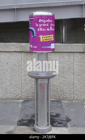 ©Alain Delpey/MAXPPP - PARIS 21/07/2014 Frankreich, Paris, Canicule a Paris Sie müssen kein stilles Wasser mehr in Flaschen kaufen. Auf der Seite eines konsequent ökologischen Ansatzes hat die Pariser Hauptstadt tatsächlich Trinkwasserbrunnen eingerichtet, die nach Wahl und nach Beliegen ein stilles oder sprudelndes Wasser im freien Zugang liefern. Foto Alain Delpey / Maxppp.?Fini de devoir acheter de l Eau petillante en bouteille. Prenant le parti d une demarche resolument ecologiste, la capitale parisienne a en effet mis en place des fontaines a Eau potable delivrant au choix et a volonte, une Eau plate ou petillante en libre acces. Stockfoto