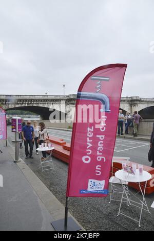 ©Alain Delpey/MAXPPP - PARIS 21/07/2014 Frankreich, Paris, Canicule a Paris Sie müssen kein stilles Wasser mehr in Flaschen kaufen. Auf der Seite eines konsequent ökologischen Ansatzes hat die Pariser Hauptstadt tatsächlich Trinkwasserbrunnen eingerichtet, die nach Wahl und nach Beliegen ein stilles oder sprudelndes Wasser im freien Zugang liefern. Foto Alain Delpey / Maxppp.?Fini de devoir acheter de l Eau petillante en bouteille. Prenant le parti d une demarche resolument ecologiste, la capitale parisienne a en effet mis en place des fontaines a Eau potable delivrant au choix et a volonte, une Eau plate ou petillante en libre acces. Stockfoto