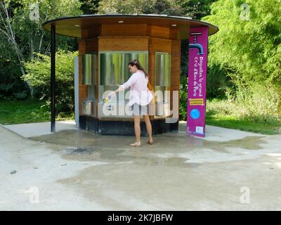 ©Alain Delpey/MAXPPP - PARIS 23/07/2014 Frankreich, Paris, Canicule a Paris Sie müssen kein stilles Wasser mehr in Flaschen kaufen. Auf der Seite eines konsequent ökologischen Ansatzes hat die Pariser Hauptstadt tatsächlich Trinkwasserbrunnen eingerichtet, die nach Wahl und nach Beliegen ein stilles oder sprudelndes Wasser im freien Zugang liefern. Foto Alain Delpey / Maxppp.?Fini de devoir acheter de l Eau petillante en bouteille. Prenant le parti d une demarche resolument ecologiste, la capitale parisienne a en effet mis en place des fontaines a Eau potable delivrant au choix et a volonte, une Eau plate ou petillante en libre acces. Stockfoto