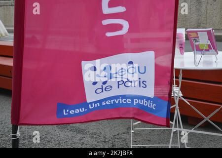 ©Alain Delpey/MAXPPP - PARIS 21/07/2014 Frankreich, Paris, Canicule a Paris Sie müssen kein stilles Wasser mehr in Flaschen kaufen. Auf der Seite eines konsequent ökologischen Ansatzes hat die Pariser Hauptstadt tatsächlich Trinkwasserbrunnen eingerichtet, die nach Wahl und nach Beliegen ein stilles oder sprudelndes Wasser im freien Zugang liefern. Foto Alain Delpey / Maxppp.?Fini de devoir acheter de l Eau petillante en bouteille. Prenant le parti d une demarche resolument ecologiste, la capitale parisienne a en effet mis en place des fontaines a Eau potable delivrant au choix et a volonte, une Eau plate ou petillante en libre acces. Stockfoto