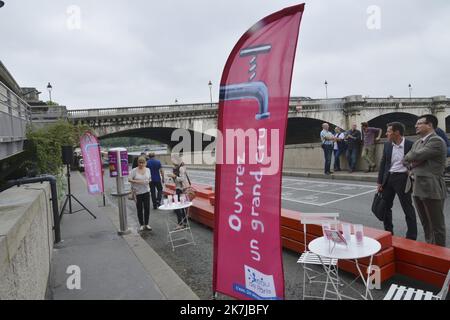 ©Alain Delpey/MAXPPP - PARIS 21/07/2014 Frankreich, Paris, Canicule a Paris Sie müssen kein stilles Wasser mehr in Flaschen kaufen. Auf der Seite eines konsequent ökologischen Ansatzes hat die Pariser Hauptstadt tatsächlich Trinkwasserbrunnen eingerichtet, die nach Wahl und nach Beliegen ein stilles oder sprudelndes Wasser im freien Zugang liefern. Foto Alain Delpey / Maxppp.?Fini de devoir acheter de l Eau petillante en bouteille. Prenant le parti d une demarche resolument ecologiste, la capitale parisienne a en effet mis en place des fontaines a Eau potable delivrant au choix et a volonte, une Eau plate ou petillante en libre acces. Stockfoto