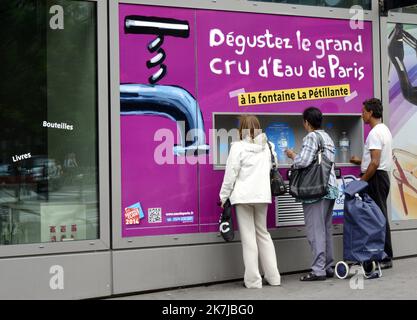 ©Alain Delpey/MAXPPP - PARIS 21/07/2014 Frankreich, Paris, Canicule a Paris Sie müssen kein stilles Wasser mehr in Flaschen kaufen. Auf der Seite eines konsequent ökologischen Ansatzes hat die Pariser Hauptstadt tatsächlich Trinkwasserbrunnen eingerichtet, die nach Wahl und nach Beliegen ein stilles oder sprudelndes Wasser im freien Zugang liefern. Foto Alain Delpey / Maxppp.?Fini de devoir acheter de l Eau petillante en bouteille. Prenant le parti d une demarche resolument ecologiste, la capitale parisienne a en effet mis en place des fontaines a Eau potable delivrant au choix et a volonte, une Eau plate ou petillante en libre acces. Stockfoto