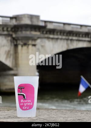 ©Alain Delpey/MAXPPP - PARIS 21/07/2014 Frankreich, Paris, Canicule a Paris Sie müssen kein stilles Wasser mehr in Flaschen kaufen. Auf der Seite eines konsequent ökologischen Ansatzes hat die Pariser Hauptstadt tatsächlich Trinkwasserbrunnen eingerichtet, die nach Wahl und nach Beliegen ein stilles oder sprudelndes Wasser im freien Zugang liefern. Foto Alain Delpey / Maxppp.‚Ä®Fini de devoir acheter de l Eau petillante en bouteille. Prenant le parti d une demarche resolument ecologiste, la capitale parisienne a en effet mis en place des fontaines a Eau potable delivrant au choix et a volonte, une Eau plate ou petillante en libre acces Stockfoto