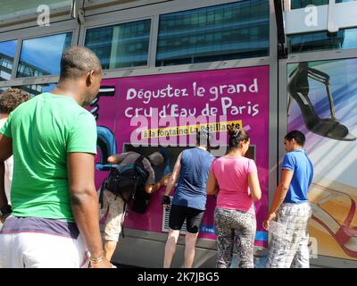 ©Alain Delpey/MAXPPP - PARIS 25/07/2014 Frankreich, Paris, Canicule a Paris Sie müssen kein stilles Wasser mehr in Flaschen kaufen. Auf der Seite eines konsequent ökologischen Ansatzes hat die Pariser Hauptstadt tatsächlich Trinkwasserbrunnen eingerichtet, die nach Wahl und nach Beliegen ein stilles oder sprudelndes Wasser im freien Zugang liefern. Foto Alain Delpey / Maxppp.?Fini de devoir acheter de l Eau petillante en bouteille. Prenant le parti d une demarche resolument ecologiste, la capitale parisienne a en effet mis en place des fontaines a Eau potable delivrant au choix et a volonte, une Eau plate ou petillante en libre acces. Stockfoto