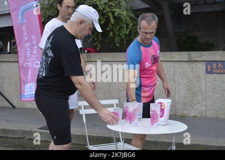 ©Alain Delpey/MAXPPP - PARIS 21/07/2014 Frankreich, Paris, Canicule a Paris Sie müssen kein stilles Wasser mehr in Flaschen kaufen. Auf der Seite eines konsequent ökologischen Ansatzes hat die Pariser Hauptstadt tatsächlich Trinkwasserbrunnen eingerichtet, die nach Wahl und nach Beliegen ein stilles oder sprudelndes Wasser im freien Zugang liefern. Foto Alain Delpey / Maxppp.?Fini de devoir acheter de l Eau petillante en bouteille. Prenant le parti d une demarche resolument ecologiste, la capitale parisienne a en effet mis en place des fontaines a Eau potable delivrant au choix et a volonte, une Eau plate ou petillante en libre acces. Stockfoto