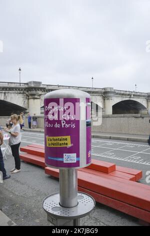 ©Alain Delpey/MAXPPP - PARIS 21/07/2014 Frankreich, Paris, Canicule a Paris Sie müssen kein stilles Wasser mehr in Flaschen kaufen. Auf der Seite eines konsequent ökologischen Ansatzes hat die Pariser Hauptstadt tatsächlich Trinkwasserbrunnen eingerichtet, die nach Wahl und nach Beliegen ein stilles oder sprudelndes Wasser im freien Zugang liefern. Foto Alain Delpey / Maxppp.?Fini de devoir acheter de l Eau petillante en bouteille. Prenant le parti d une demarche resolument ecologiste, la capitale parisienne a en effet mis en place des fontaines a Eau potable delivrant au choix et a volonte, une Eau plate ou petillante en libre acces. Stockfoto