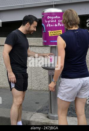 ©Alain Delpey/MAXPPP - PARIS 21/07/2014 Frankreich, Paris, Canicule a Paris Sie müssen kein stilles Wasser mehr in Flaschen kaufen. Auf der Seite eines konsequent ökologischen Ansatzes hat die Pariser Hauptstadt tatsächlich Trinkwasserbrunnen eingerichtet, die nach Wahl und nach Beliegen ein stilles oder sprudelndes Wasser im freien Zugang liefern. Foto Alain Delpey / Maxppp.?Fini de devoir acheter de l Eau petillante en bouteille. Prenant le parti d une demarche resolument ecologiste, la capitale parisienne a en effet mis en place des fontaines a Eau potable delivrant au choix et a volonte, une Eau plate ou petillante en libre acces. Stockfoto