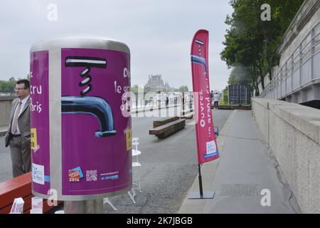 ©Alain Delpey/MAXPPP - PARIS 21/07/2014 Frankreich, Paris, Canicule a Paris Sie müssen kein stilles Wasser mehr in Flaschen kaufen. Auf der Seite eines konsequent ökologischen Ansatzes hat die Pariser Hauptstadt tatsächlich Trinkwasserbrunnen eingerichtet, die nach Wahl und nach Beliegen ein stilles oder sprudelndes Wasser im freien Zugang liefern. Foto Alain Delpey / Maxppp.?Fini de devoir acheter de l Eau petillante en bouteille. Prenant le parti d une demarche resolument ecologiste, la capitale parisienne a en effet mis en place des fontaines a Eau potable delivrant au choix et a volonte, une Eau plate ou petillante en libre acces. Stockfoto