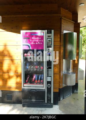 ©Alain Delpey/MAXPPP - PARIS 23/07/2014 Frankreich, Paris, Canicule a Paris Sie müssen kein stilles Wasser mehr in Flaschen kaufen. Auf der Seite eines konsequent ökologischen Ansatzes hat die Pariser Hauptstadt tatsächlich Trinkwasserbrunnen eingerichtet, die nach Wahl und nach Beliegen ein stilles oder sprudelndes Wasser im freien Zugang liefern. Foto Alain Delpey / Maxppp.?Fini de devoir acheter de l Eau petillante en bouteille. Prenant le parti d une demarche resolument ecologiste, la capitale parisienne a en effet mis en place des fontaines a Eau potable delivrant au choix et a volonte, une Eau plate ou petillante en libre acces. Stockfoto