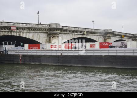 ©Alain Delpey/MAXPPP - PARIS 21/07/2014 Frankreich, Paris, Canicule a Paris Sie müssen kein stilles Wasser mehr in Flaschen kaufen. Auf der Seite eines konsequent ökologischen Ansatzes hat die Pariser Hauptstadt tatsächlich Trinkwasserbrunnen eingerichtet, die nach Wahl und nach Beliegen ein stilles oder sprudelndes Wasser im freien Zugang liefern. Foto Alain Delpey / Maxppp.?Fini de devoir acheter de l Eau petillante en bouteille. Prenant le parti d une demarche resolument ecologiste, la capitale parisienne a en effet mis en place des fontaines a Eau potable delivrant au choix et a volonte, une Eau plate ou petillante en libre acces. Stockfoto