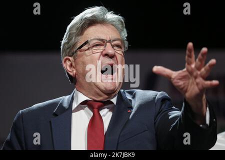 ©Sebastien Muylaert/MAXPPP - Paris 19/06/2022 der Vorsitzende der linken Koalition NUPES Jean-Luc Melenchon hält eine Rede nach den ersten Ergebnissen der Parlamentswahlen in Paris. Die Abstimmung ist entscheidend für die Agenda des französischen Präsidenten für die zweite Amtszeit nach seiner Wiederwahl im April, da der 44-Jährige eine Mehrheit braucht, um versprochene Steuersenkungen und Sozialreformen durchzusetzen und das Rentenalter zu erhöhen. Paris, 19.06.2022 Stockfoto