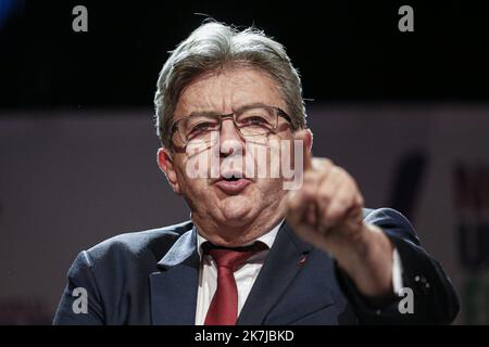 ©Sebastien Muylaert/MAXPPP - Paris 19/06/2022 der Vorsitzende der linken Koalition NUPES Jean-Luc Melenchon hält eine Rede nach den ersten Ergebnissen der Parlamentswahlen in Paris. Die Abstimmung ist entscheidend für die Agenda des französischen Präsidenten für die zweite Amtszeit nach seiner Wiederwahl im April, da der 44-Jährige eine Mehrheit braucht, um versprochene Steuersenkungen und Sozialreformen durchzusetzen und das Rentenalter zu erhöhen. Paris, 19.06.2022 Stockfoto