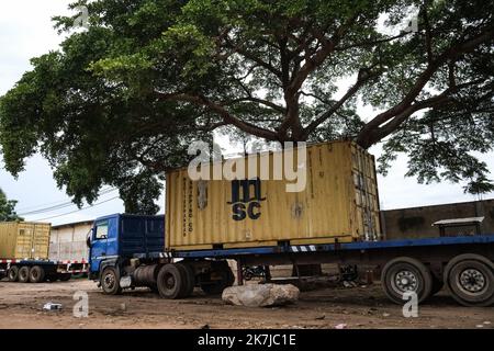 ©Nicolas Remene / Le Pictorium/MAXPPP - Lome 31/05/2022 Nicolas Remene / Le Pictorium - 31/5/2022 - Togo / Lome / Lome - UN camion transportant un Container maritime 20 pieds MSC, stationne non loin du Port Autonome de Lome au Togo, le 30 Mai 2022. Le Port de Lome est le seul Port en Eau profonde de la cote ouest africaine pouvant accueillir des navires a fort tirant d'Eau. / 31/5/2022 - Togo / Lome / Lome - Ein LKW mit einem 20-Fuß-MSC-Container, der in der Nähe des Hafens Autonome de Lome in Togo, am 30. Mai 2022, geparkt ist. Der Hafen von Lome ist der einzige Tiefwasserhafen an der westafrikanischen Küste, der ca. Stockfoto