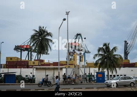 ©Nicolas Remene / Le Pictorium/MAXPPP - Lome 31/05/2022 Nicolas Remene / Le Pictorium - 31/5/2022 - Togo / Lome / Lome - Vue sur le Port Autonome de Lome au Togo, le 30 Mai 2022. Le Port de Lome est le seul Port en Eau profonde de la cote ouest africaine pouvant accueillir des navires a fort tirant d'Eau. / 31/5/2022 - Togo / Lome / Lome - Blick auf den Hafen Autonome de Lome in Togo, 30. Mai 2022. Der Hafen von Lome ist der einzige Tiefwasserhafen an der westafrikanischen Küste, der Tiefseeschiffe aufnehmen kann. Stockfoto