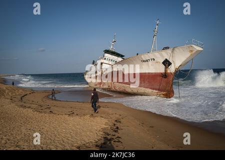 ©Nicolas Remene / Le Pictorium/MAXPPP - Lome 30/05/2022 Nicolas Remene / Le Pictorium - 30/5/2022 - Togo / Lome / Lome - Le navire de peche battant pavillon ghaneen, TRUST 79, ici echoue sur la Plage d'Ablogame, a quelques encablures du Port de Lome le 30 Mai 2022. En Provenance du Ghana il s'etait echoue le lundi 4 avril 2022 sur les cotes togolaises. / 30/5/2022 - Togo / Lome / Lome - das unter ghanaischer Flagge FAHRENDE Fischereischiff TRUST 79, das hier am 30. Mai 2022 am Strand von Ablogame, wenige Kilometer vom Hafen von Lome entfernt, gestrandet ist. Es war am Montag, dem 4. April 2022, an der togolesischen Küste auf Grund gelaufen. Stockfoto