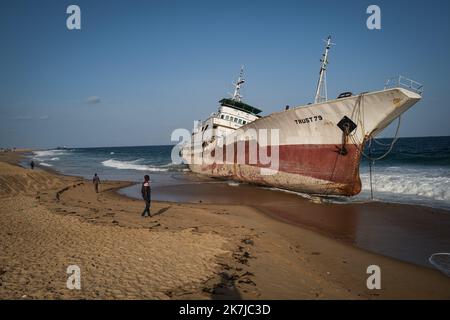 ©Nicolas Remene / Le Pictorium/MAXPPP - Lome 30/05/2022 Nicolas Remene / Le Pictorium - 30/5/2022 - Togo / Lome / Lome - Le navire de peche battant pavillon ghaneen, TRUST 79, ici echoue sur la Plage d'Ablogame, a quelques encablures du Port de Lome le 30 Mai 2022. En Provenance du Ghana il s'etait echoue le lundi 4 avril 2022 sur les cotes togolaises. / 30/5/2022 - Togo / Lome / Lome - das unter ghanaischer Flagge FAHRENDE Fischereischiff TRUST 79, das hier am 30. Mai 2022 am Strand von Ablogame, wenige Kilometer vom Hafen von Lome entfernt, gestrandet ist. Es war am Montag, dem 4. April 2022, an der togolesischen Küste auf Grund gelaufen. Stockfoto