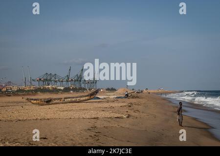 ©Nicolas Remene / Le Pictorium/MAXPPP - Lome 30/05/2022 Nicolas Remene / Le Pictorium - 30/5/2022 - Togo / Lome / Lome - Le navire de peche battant pavillon ghaneen, TRUST 79, ici echoue sur la Plage d'Ablogame, a quelques encablures du Port de Lome le 30 Mai 2022. En Provenance du Ghana il s'etait echoue le lundi 4 avril 2022 sur les cotes togolaises. / 30/5/2022 - Togo / Lome / Lome - das unter ghanaischer Flagge FAHRENDE Fischereischiff TRUST 79, das hier am 30. Mai 2022 am Strand von Ablogame, wenige Kilometer vom Hafen von Lome entfernt, gestrandet ist. Es war am Montag, dem 4. April 2022, an der togolesischen Küste auf Grund gelaufen. Stockfoto